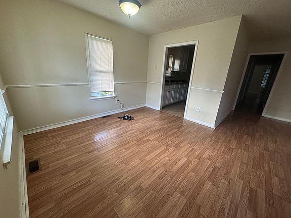 2nd image of 1822 Moore St
