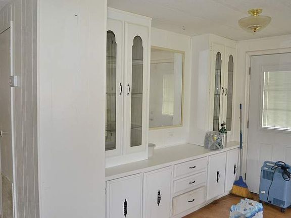 3rd image of 990 Mahogany Dr