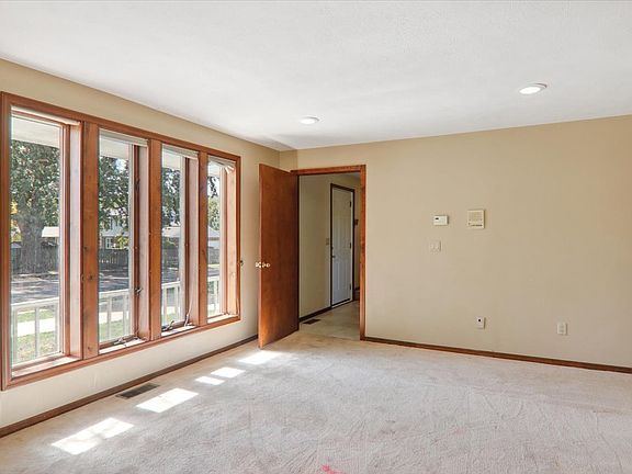 5th image of 300A E Shelbourne Dr
