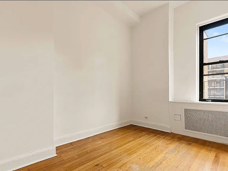 145 E 35th St #3ME — Photo 2