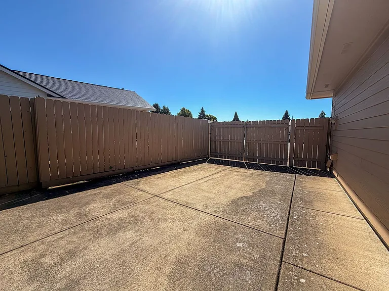 364 SE Davis Ct — Photo 35