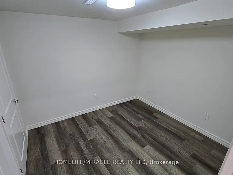 105 Stockell Cres — Photo 9