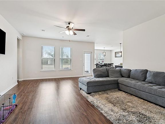 3rd image of 813 Dandelion Dr