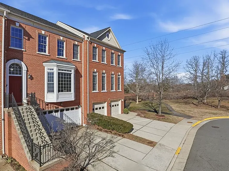 4550 Fair Valley Dr — Photo 2