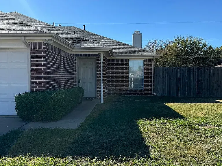 1202 Lindsey Ln — Photo 7