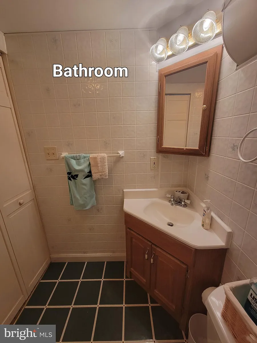 Building Photo - 433 Elm Ave #A
