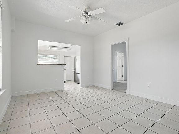 3rd image of 315 E Harwood St Unit 2