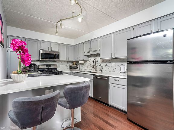 5th image of 4106 N Narragansett Ave APT 208