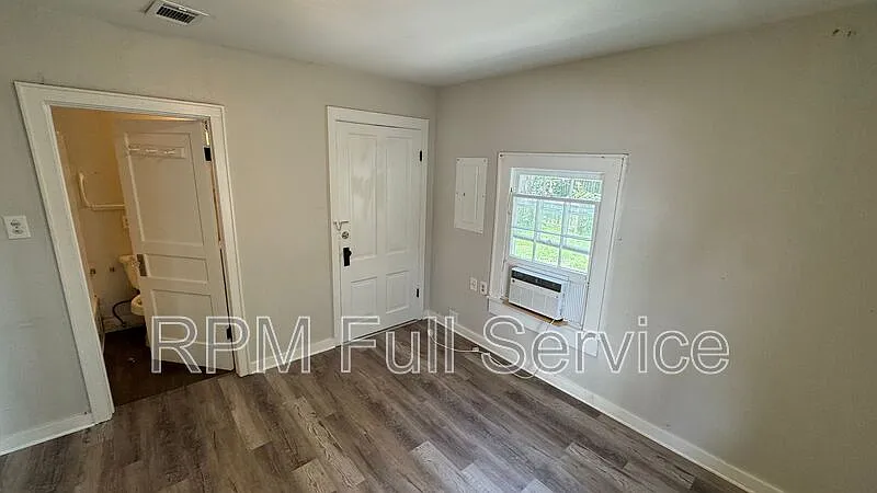 1 bed, 1.0 bath, 650 sqft, $890 — Photo 2