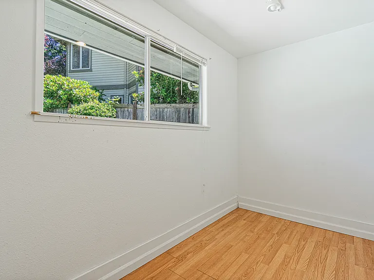 10434 NE 16th Pl — Photo 18