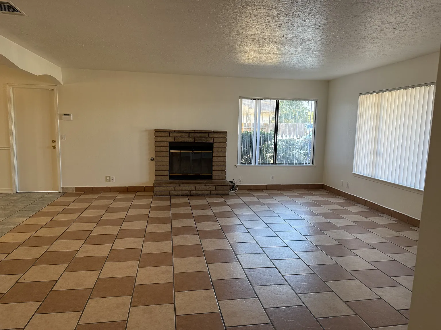 4 bed, 1594 sqft, $2,100 — Photo 2
