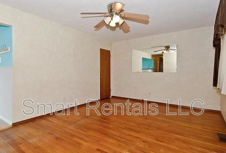 980 Manresa Ln — Photo 2