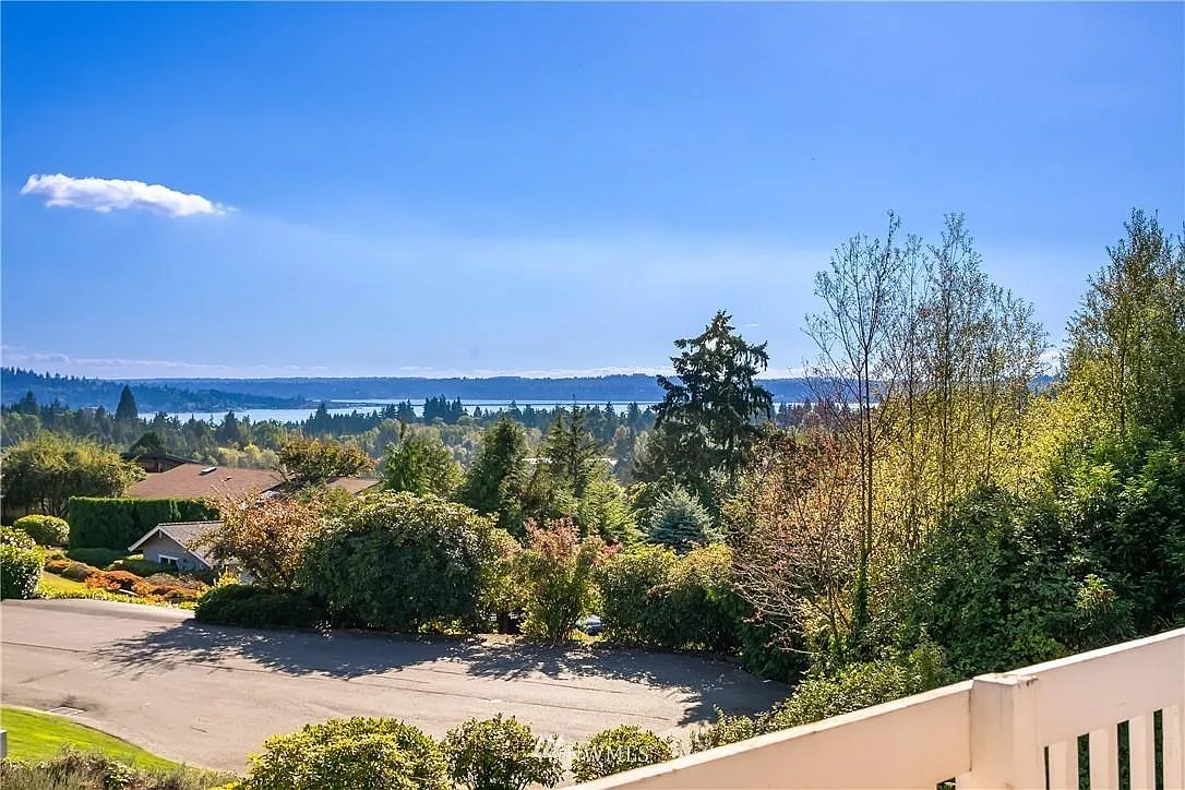 4 bed, 2.5 bath, 4040 sqft, $8,750 — Photo 1