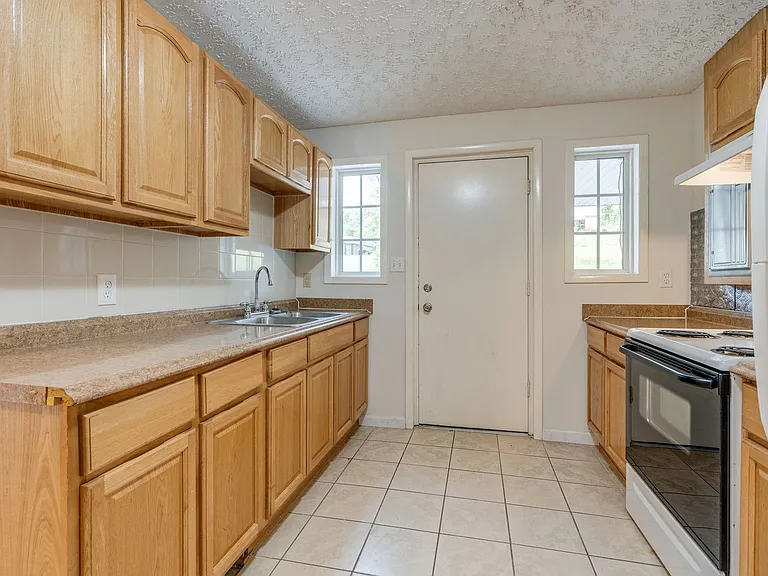184 Elm St — Photo 31