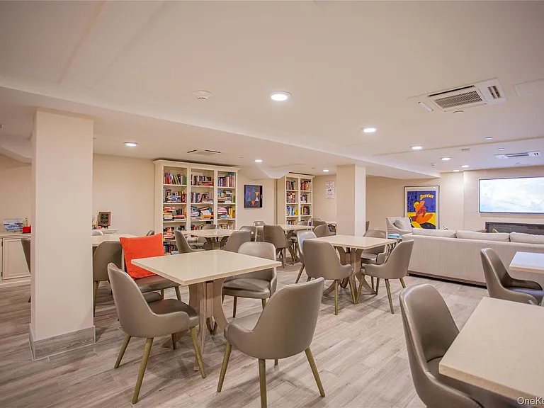 2 Richmond Rd #Penthouse 6r-6r — Photo 17