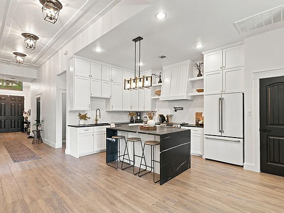 3rd image of 704 E Main St