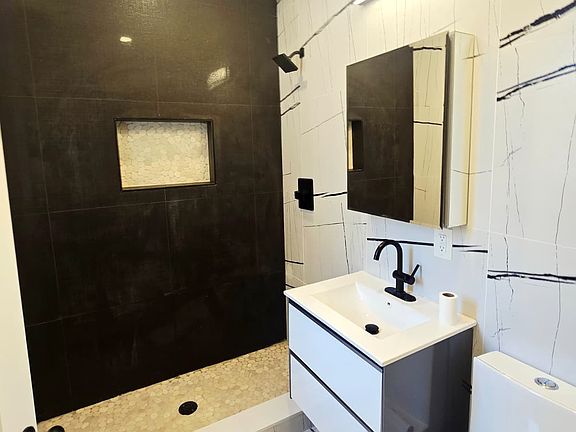 4th image of 232 Van Horne St #2A