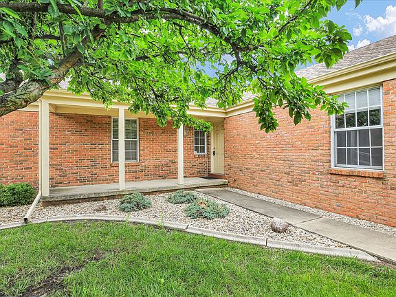 4th image of 1501 Broadmoor Dr #B