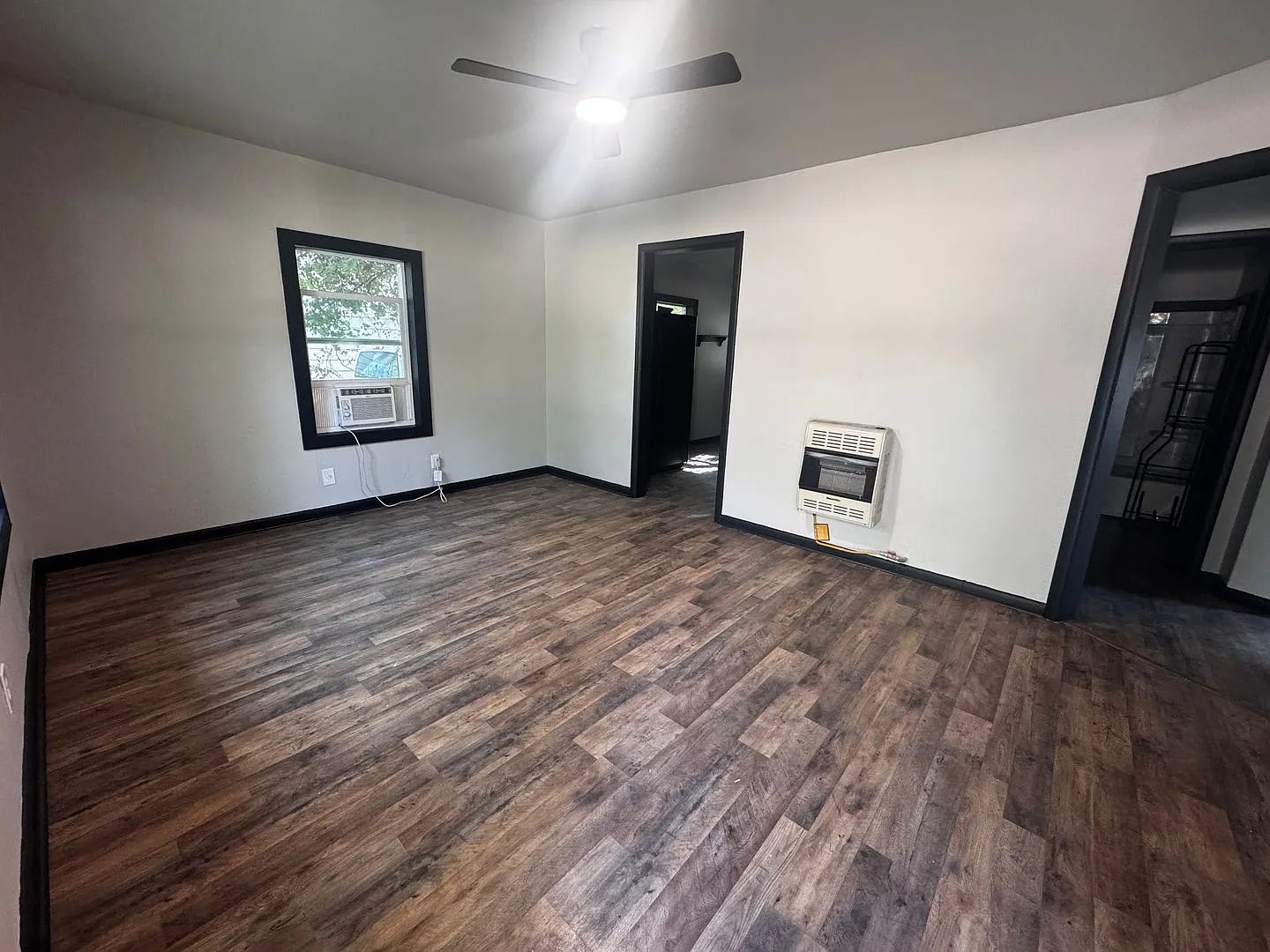 2 Bedroom 1 Bath Home, New Siding and Windows! — Photo 3