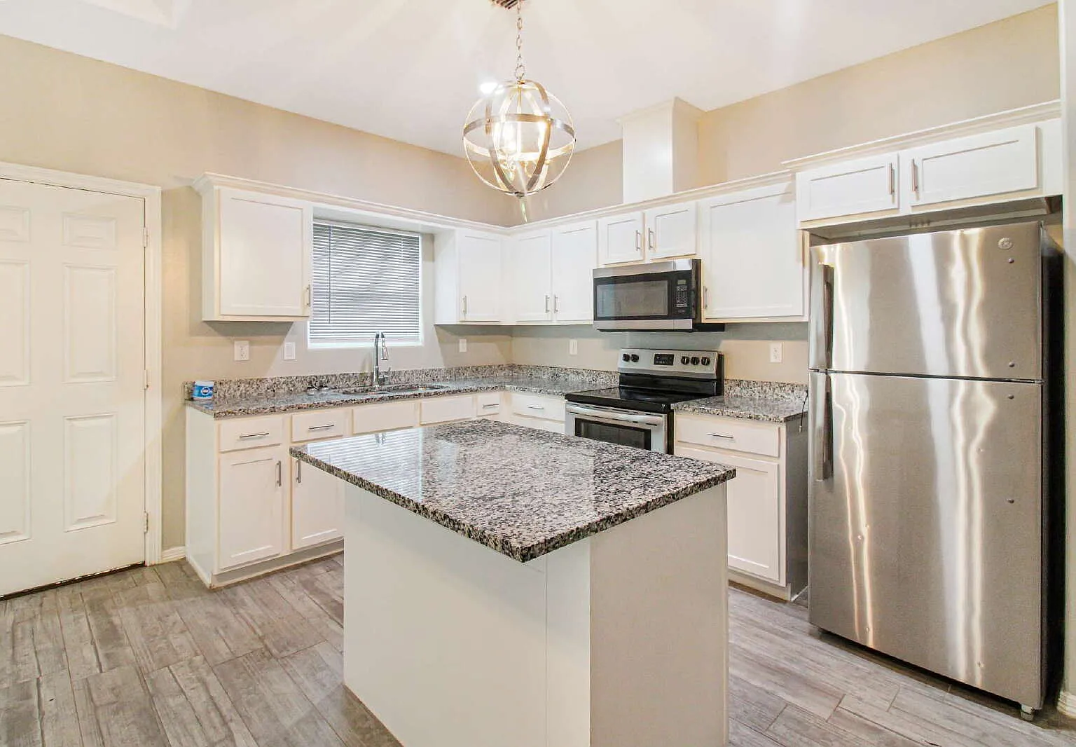 3 bed, 2.0 bath, 1116 sqft, $1,200 — Photo 3
