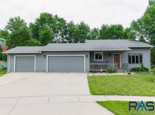 812 S Parkview Cir, Brandon, SD 57005