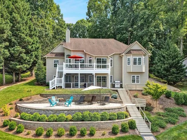 625 Winding Waters Dr, Moneta, VA 24121