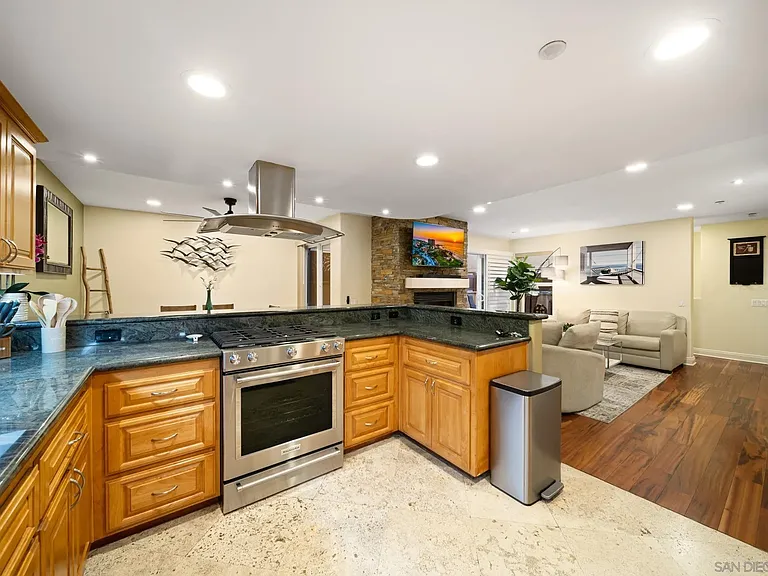 886 Felspar St — Photo 10