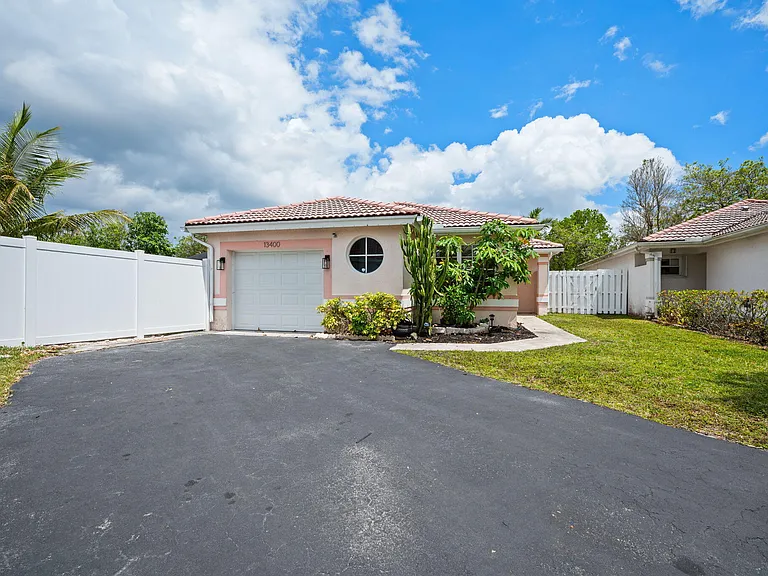 13400 NW 5th Ct — Photo 3