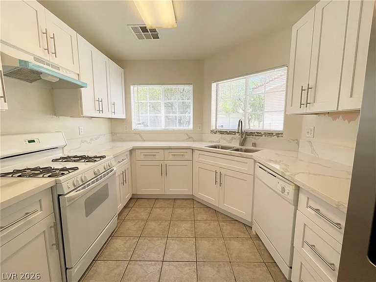 1018 Cliffbrook Hedge Ave — Photo 10