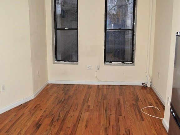 3rd image of 322 E 6th St APT 5