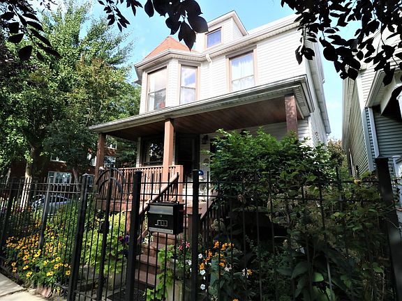 3rd image of 4055 N Maplewood Ave