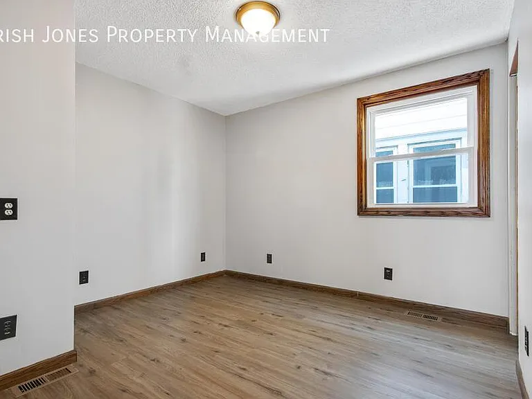 26 Bolton Pl #LOWER — Photo 16