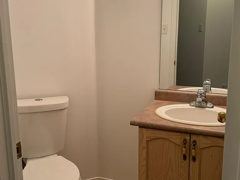 44 Saintsbury Cres — Photo 3