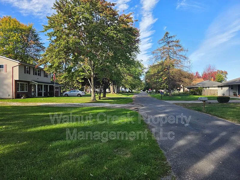 4 bed, 2.0 bath, 1920 sqft, $1,795 — Photo 3