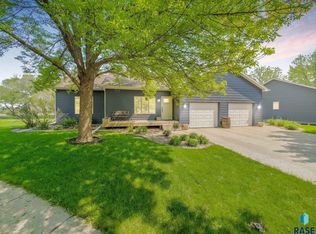 508 Sunset Cir, Lennox, SD 57039