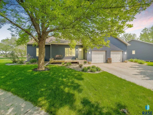 508 Sunset Cir, Lennox, SD 57039