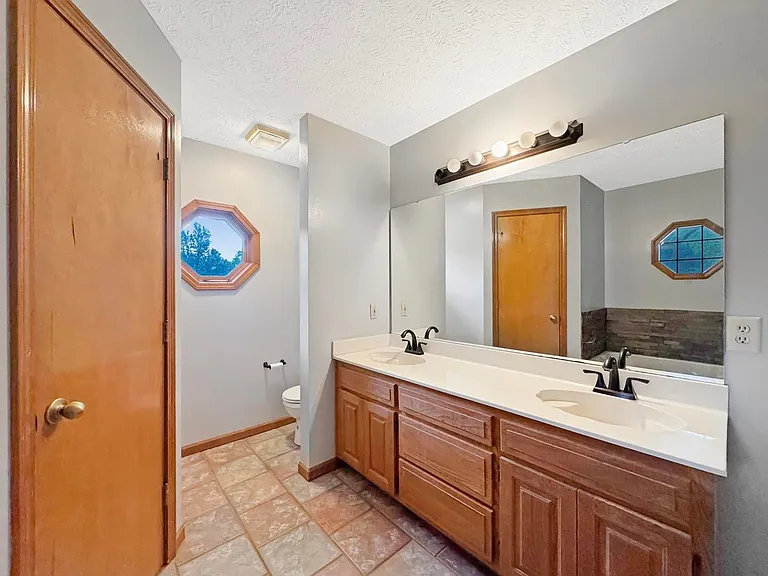 303 S Suburban Ave — Photo 5