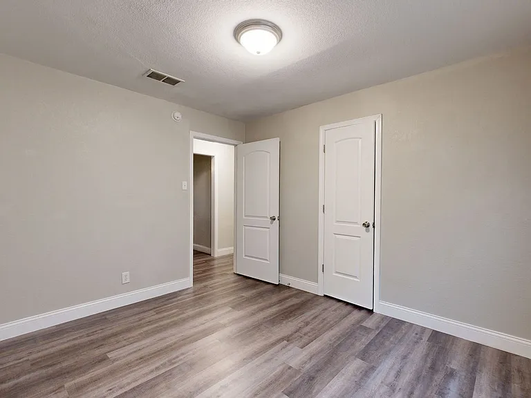 906 Estelle Ave — Photo 13