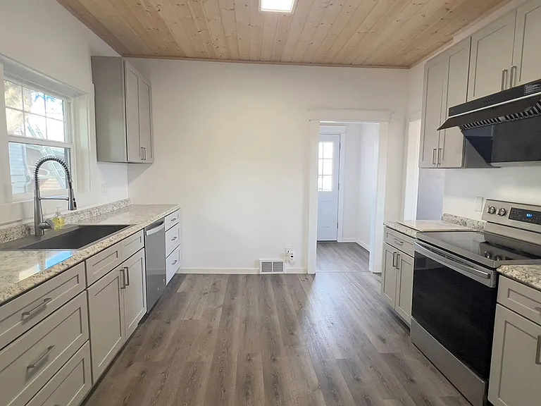 334 Grand Ave — Photo 9