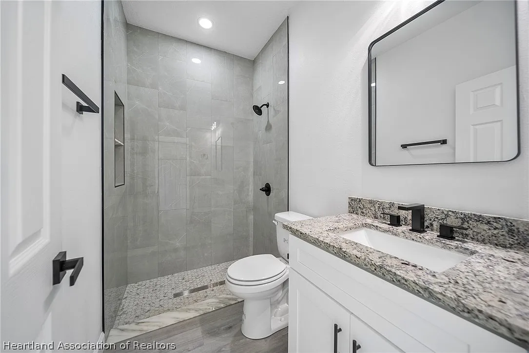 3 bed, 3.0 bath, 1723 sqft, $2,400 — Photo 3