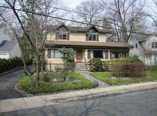 98 E Brookside Dr, Larchmont, NY 10538