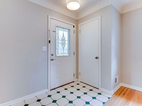 2nd image of 2815 Merrill St