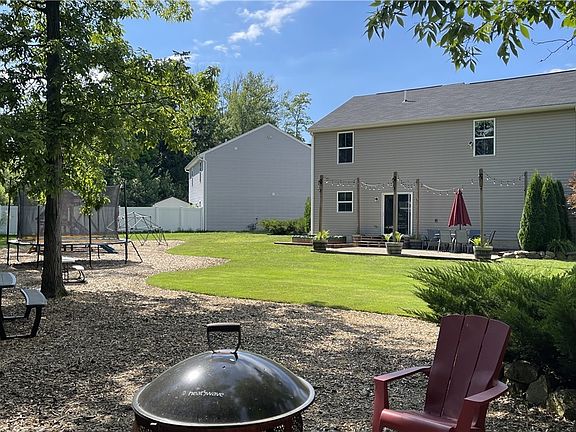 4th image of 390 Celia Ln