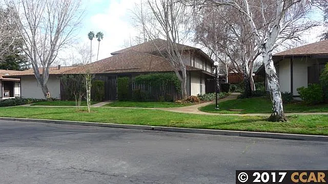 5496 Roundtree Dr APT B photo 1