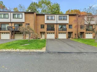 305 Springwater Ct, Coraopolis, PA 15108