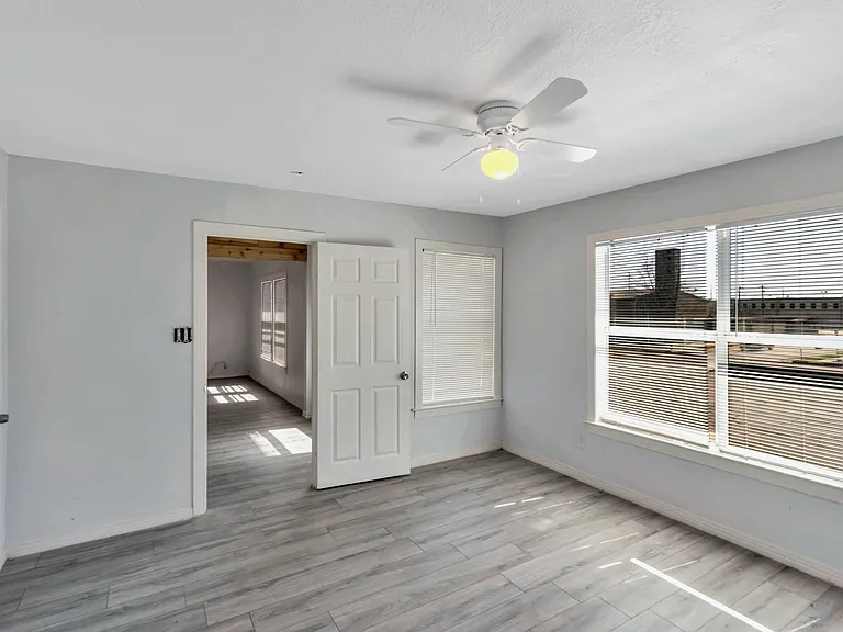 305 N Robinson St — Photo 37