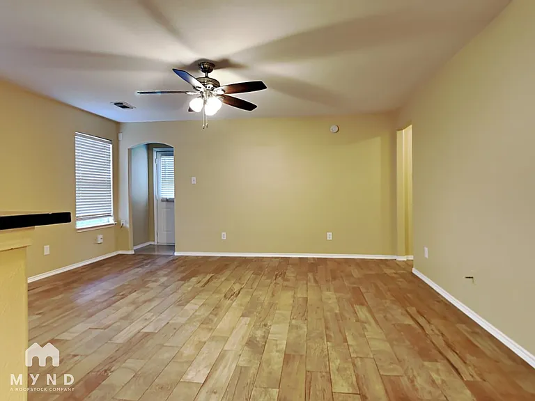 635 Ashlen Dr — Photo 3