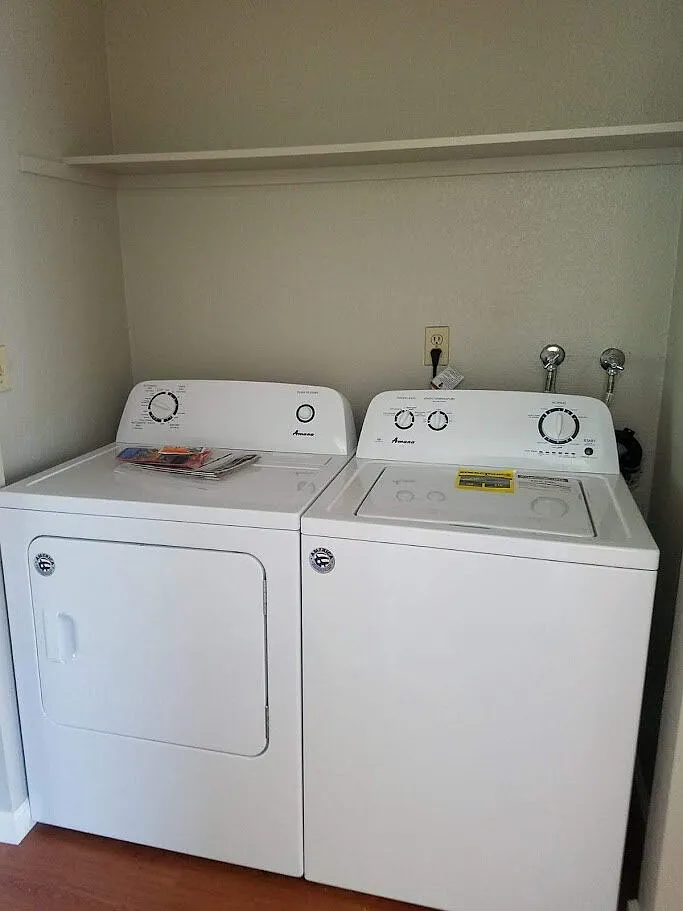 3 bed, 2.5 bath, 1404 sqft, $3,950 — Photo 4