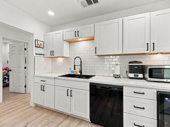3rd image of 920 N Adoline Ave
