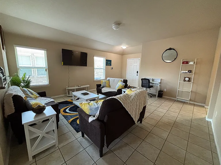 912 Platinum Dr — Photo 3
